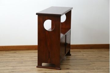 中古　美品　指物工芸家具　総栗材　手打ち金具　シンプルで品のある佇まいが魅力的な漆塗りの茶棚(飾り棚、戸棚、収納棚、サイドボード)(R-068899)