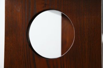 中古　美品　指物工芸家具　総栗材　手打ち金具　シンプルで品のある佇まいが魅力的な漆塗りの茶棚(飾り棚、戸棚、収納棚、サイドボード)(R-068899)