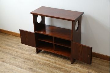 中古　美品　指物工芸家具　総栗材　手打ち金具　シンプルで品のある佇まいが魅力的な漆塗りの茶棚(飾り棚、戸棚、収納棚、サイドボード)(R-068899)