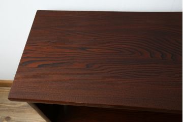 中古　美品　指物工芸家具　総栗材　手打ち金具　シンプルで品のある佇まいが魅力的な漆塗りの茶棚(飾り棚、戸棚、収納棚、サイドボード)(R-068899)