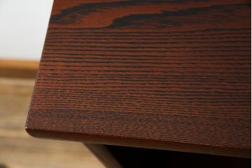 中古　美品　指物工芸家具　総栗材　手打ち金具　シンプルで品のある佇まいが魅力的な漆塗りの茶棚(飾り棚、戸棚、収納棚、サイドボード)(R-068899)