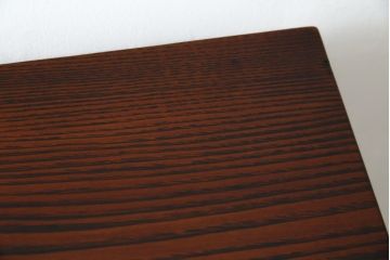 中古　美品　指物工芸家具　総栗材　手打ち金具　シンプルで品のある佇まいが魅力的な漆塗りの茶棚(飾り棚、戸棚、収納棚、サイドボード)(R-068899)