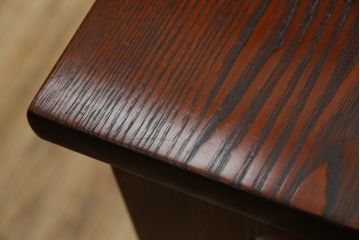 中古　美品　指物工芸家具　総栗材　手打ち金具　シンプルで品のある佇まいが魅力的な漆塗りの茶棚(飾り棚、戸棚、収納棚、サイドボード)(R-068899)