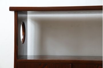 中古　美品　指物工芸家具　総栗材　手打ち金具　シンプルで品のある佇まいが魅力的な漆塗りの茶棚(飾り棚、戸棚、収納棚、サイドボード)(R-068899)