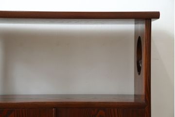 中古　美品　指物工芸家具　総栗材　手打ち金具　シンプルで品のある佇まいが魅力的な漆塗りの茶棚(飾り棚、戸棚、収納棚、サイドボード)(R-068899)