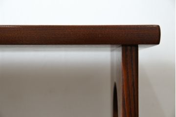 中古　美品　指物工芸家具　総栗材　手打ち金具　シンプルで品のある佇まいが魅力的な漆塗りの茶棚(飾り棚、戸棚、収納棚、サイドボード)(R-068899)