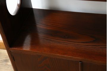 中古　美品　指物工芸家具　総栗材　手打ち金具　シンプルで品のある佇まいが魅力的な漆塗りの茶棚(飾り棚、戸棚、収納棚、サイドボード)(R-068899)