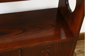 中古　美品　指物工芸家具　総栗材　手打ち金具　シンプルで品のある佇まいが魅力的な漆塗りの茶棚(飾り棚、戸棚、収納棚、サイドボード)(R-068899)