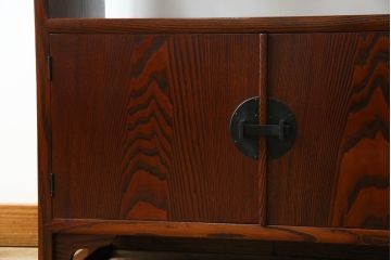 中古　美品　指物工芸家具　総栗材　手打ち金具　シンプルで品のある佇まいが魅力的な漆塗りの茶棚(飾り棚、戸棚、収納棚、サイドボード)(R-068899)