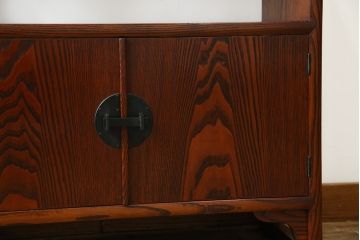 中古　美品　指物工芸家具　総栗材　手打ち金具　シンプルで品のある佇まいが魅力的な漆塗りの茶棚(飾り棚、戸棚、収納棚、サイドボード)(R-068899)