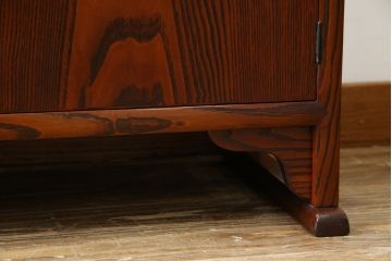 中古　美品　指物工芸家具　総栗材　手打ち金具　シンプルで品のある佇まいが魅力的な漆塗りの茶棚(飾り棚、戸棚、収納棚、サイドボード)(R-068899)