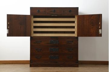 中古　美品　国産　職人手作り　総桐　重厚な佇まいが魅力的な高級民芸箪笥(総桐箪笥、総桐たんす、着物箪笥、整理タンス、和たんす、衣装箪笥、収納タンス、引き出し、キャビネット)(R-068901)