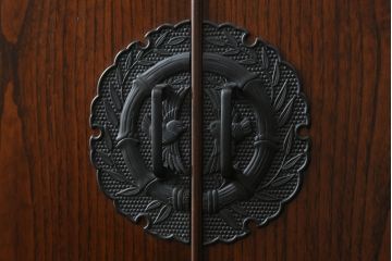中古　美品　国産　職人手作り　総桐　重厚な佇まいが魅力的な高級民芸箪笥(総桐箪笥、総桐たんす、着物箪笥、整理タンス、和たんす、衣装箪笥、収納タンス、引き出し、キャビネット)(R-068901)