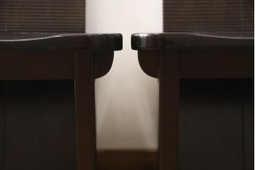 中古　広島県　博永家具　重厚感ある佇まいと個性的なデザインが魅力的なチェア2脚セット(ダイニングチェア、板座チェア、椅子、イス)(定価2脚で約15万円)(R-068903)