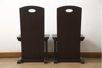 中古　広島県　博永家具　重厚感ある佇まいと個性的なデザインが魅力的なチェア2脚セット(ダイニングチェア、板座チェア、椅子、イス)(定価2脚で約15万円)(R-068903)