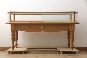 中古　アンティーク風　パイン材　品のある佇まいが目を引くカウンターガラスケース(ショーケース、カウンターテーブル、ディスプレイケース、飾り棚、キャビネット、店舗什器)(R-068905)