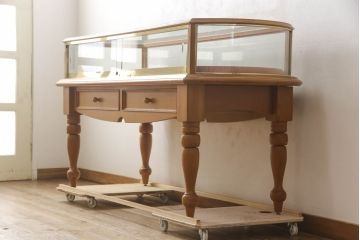 中古　アンティーク風　パイン材　品のある佇まいが目を引くカウンターガラスケース(ショーケース、カウンターテーブル、ディスプレイケース、飾り棚、キャビネット、店舗什器)(R-068905)