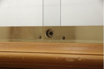 中古　アンティーク風　パイン材　品のある佇まいが目を引くカウンターガラスケース(ショーケース、カウンターテーブル、ディスプレイケース、飾り棚、キャビネット、店舗什器)(R-068905)