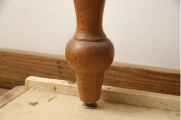 中古　アンティーク風　パイン材　品のある佇まいが目を引くカウンターガラスケース(ショーケース、カウンターテーブル、ディスプレイケース、飾り棚、キャビネット、店舗什器)(R-068905)