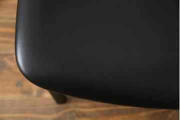 中古　美品!!　柏木工(カシワ木工、KASHIWA)　本革(レザー)　ウォールナット材　オーク材　シンプルながらも身体に馴染む形状と落ち着いた色合いが素敵なシック(CHIC)サイドチェア(ダイニングチェア、ワークチェア、椅子、イス、いす)(定価約12万5千円)(R-068907)