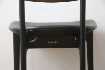 中古　美品!!　柏木工(カシワ木工、KASHIWA)　本革(レザー)　ウォールナット材　オーク材　シンプルながらも身体に馴染む形状と落ち着いた色合いが素敵なシック(CHIC)サイドチェア(ダイニングチェア、ワークチェア、椅子、イス、いす)(定価約12万5千円)(R-068907)