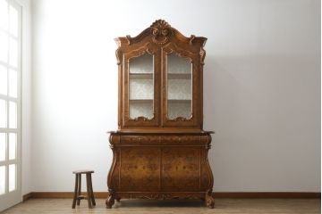 中古　美品!!　イタリア高級輸入家具　バーズアイの杢目が美しい象嵌入り大型キャビネット(収納棚、飾り棚、戸棚、ガラスケース、ショーケース、店舗什器)(R-068911)