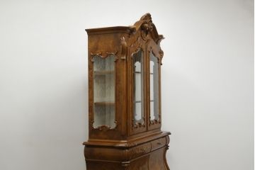 中古　美品!!　イタリア高級輸入家具　バーズアイの杢目が美しい象嵌入り大型キャビネット(収納棚、飾り棚、戸棚、ガラスケース、ショーケース、店舗什器)(R-068911)