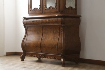中古　美品!!　イタリア高級輸入家具　バーズアイの杢目が美しい象嵌入り大型キャビネット(収納棚、飾り棚、戸棚、ガラスケース、ショーケース、店舗什器)(R-068911)