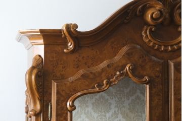 中古　美品!!　イタリア高級輸入家具　バーズアイの杢目が美しい象嵌入り大型キャビネット(収納棚、飾り棚、戸棚、ガラスケース、ショーケース、店舗什器)(R-068911)