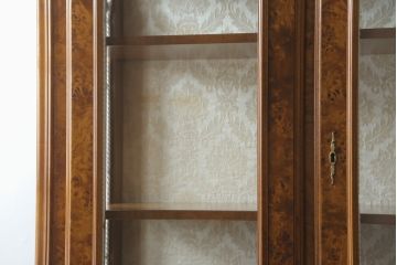 中古　美品!!　イタリア高級輸入家具　バーズアイの杢目が美しい象嵌入り大型キャビネット(収納棚、飾り棚、戸棚、ガラスケース、ショーケース、店舗什器)(R-068911)