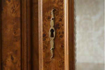 中古　美品!!　イタリア高級輸入家具　バーズアイの杢目が美しい象嵌入り大型キャビネット(収納棚、飾り棚、戸棚、ガラスケース、ショーケース、店舗什器)(R-068911)