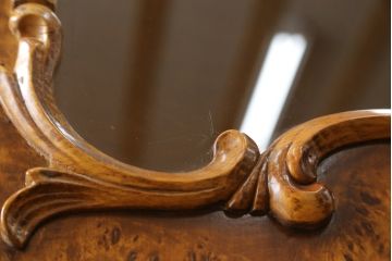 中古　美品!!　イタリア高級輸入家具　バーズアイの杢目が美しい象嵌入り大型キャビネット(収納棚、飾り棚、戸棚、ガラスケース、ショーケース、店舗什器)(R-068911)