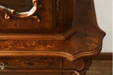 中古　美品!!　イタリア高級輸入家具　バーズアイの杢目が美しい象嵌入り大型キャビネット(収納棚、飾り棚、戸棚、ガラスケース、ショーケース、店舗什器)(R-068911)