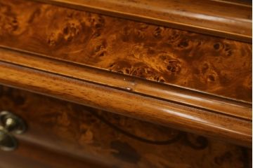 中古　美品!!　イタリア高級輸入家具　バーズアイの杢目が美しい象嵌入り大型キャビネット(収納棚、飾り棚、戸棚、ガラスケース、ショーケース、店舗什器)(R-068911)