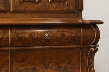中古　美品!!　イタリア高級輸入家具　バーズアイの杢目が美しい象嵌入り大型キャビネット(収納棚、飾り棚、戸棚、ガラスケース、ショーケース、店舗什器)(R-068911)