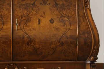 中古　美品!!　イタリア高級輸入家具　バーズアイの杢目が美しい象嵌入り大型キャビネット(収納棚、飾り棚、戸棚、ガラスケース、ショーケース、店舗什器)(R-068911)