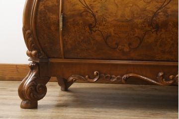 中古　美品!!　イタリア高級輸入家具　バーズアイの杢目が美しい象嵌入り大型キャビネット(収納棚、飾り棚、戸棚、ガラスケース、ショーケース、店舗什器)(R-068911)