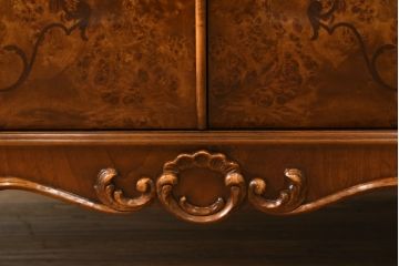 中古　美品!!　イタリア高級輸入家具　バーズアイの杢目が美しい象嵌入り大型キャビネット(収納棚、飾り棚、戸棚、ガラスケース、ショーケース、店舗什器)(R-068911)