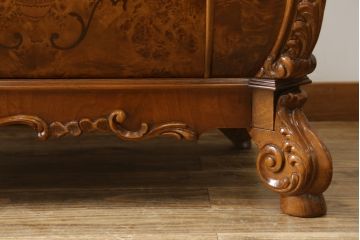 中古　美品!!　イタリア高級輸入家具　バーズアイの杢目が美しい象嵌入り大型キャビネット(収納棚、飾り棚、戸棚、ガラスケース、ショーケース、店舗什器)(R-068911)