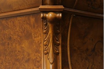 中古　美品!!　イタリア高級輸入家具　バーズアイの杢目が美しい象嵌入り大型キャビネット(収納棚、飾り棚、戸棚、ガラスケース、ショーケース、店舗什器)(R-068911)