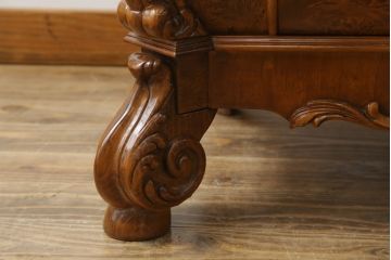 中古　美品!!　イタリア高級輸入家具　バーズアイの杢目が美しい象嵌入り大型キャビネット(収納棚、飾り棚、戸棚、ガラスケース、ショーケース、店舗什器)(R-068911)