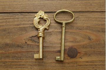 中古　美品!!　イタリア高級輸入家具　バーズアイの杢目が美しい象嵌入り大型キャビネット(収納棚、飾り棚、戸棚、ガラスケース、ショーケース、店舗什器)(R-068911)
