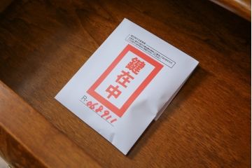 中古　美品!!　イタリア高級輸入家具　バーズアイの杢目が美しい象嵌入り大型キャビネット(収納棚、飾り棚、戸棚、ガラスケース、ショーケース、店舗什器)(R-068911)