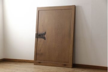 アンティーク建具　総欅(ケヤキ)材　重厚感のある佇まいが魅力の蔵戸1枚(玄関戸、引き戸)(R-068917)
