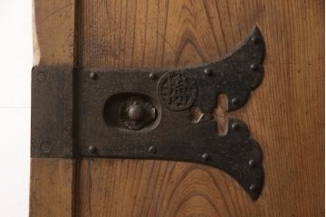 アンティーク建具　総欅(ケヤキ)材　重厚感のある佇まいが魅力の蔵戸1枚(玄関戸、引き戸)(R-068917)