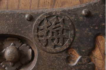 アンティーク建具　総欅(ケヤキ)材　重厚感のある佇まいが魅力の蔵戸1枚(玄関戸、引き戸)(R-068917)