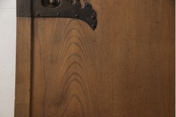 アンティーク建具　総欅(ケヤキ)材　重厚感のある佇まいが魅力の蔵戸1枚(玄関戸、引き戸)(R-068917)