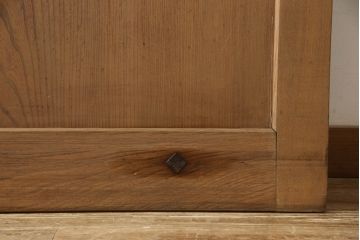 アンティーク建具　総欅(ケヤキ)材　重厚感のある佇まいが魅力の蔵戸1枚(玄関戸、引き戸)(R-068917)