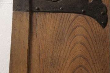 アンティーク建具　総欅(ケヤキ)材　重厚感のある佇まいが魅力の蔵戸1枚(玄関戸、引き戸)(R-068917)