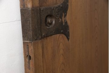 アンティーク建具　総欅(ケヤキ)材　重厚感のある佇まいが魅力の蔵戸1枚(玄関戸、引き戸)(R-068917)